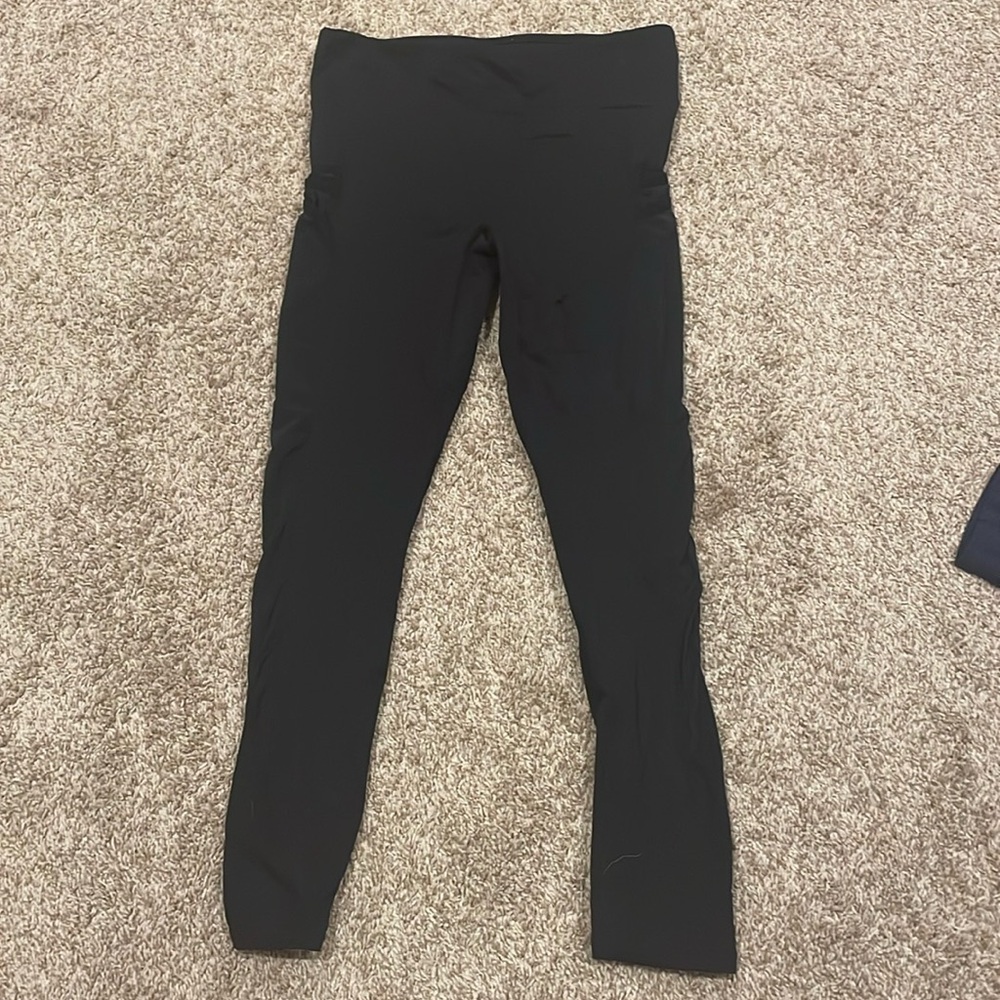 Black Fabletics leggings WITH 3 POCKETS ON EACH SIDE!
